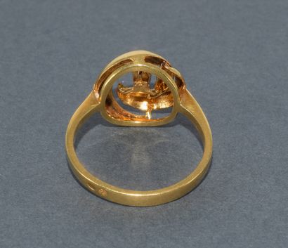 RING in 18k (750/°°) yellow gold, stylizing...