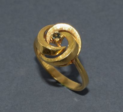RING in 18k (750/°°) yellow gold, stylizing...