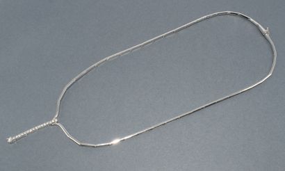 NECKLACE in 18k (750/°°) white gold, semi-rigid...