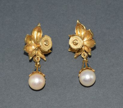 PAIR OF EARRINGS in 18k (750/°°) yellow gold,...