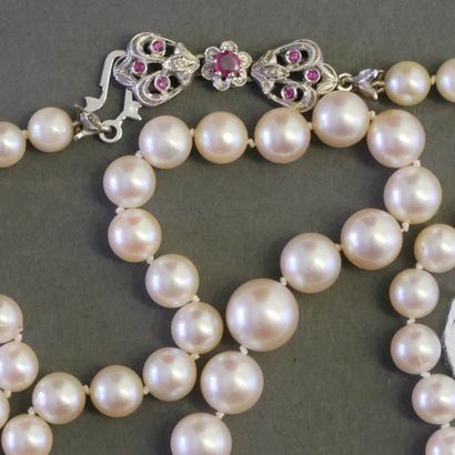 COLLIER composé de 67 perles de culture Akoya...