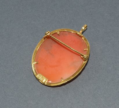 18k (750/°°) yellow gold shell cameo pendant...