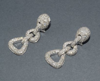 PAIR OF EARRINGS in 18k (750/°°) white gold...