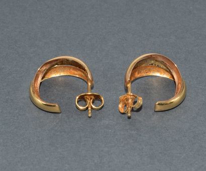 PAIR OF 18k (750/°°) gold HALF-CRÉOLES forming...