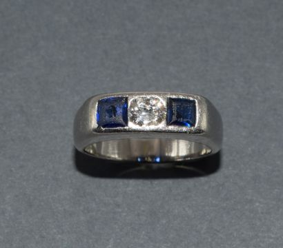 LITTLE FINGER RING in platinum, centered...