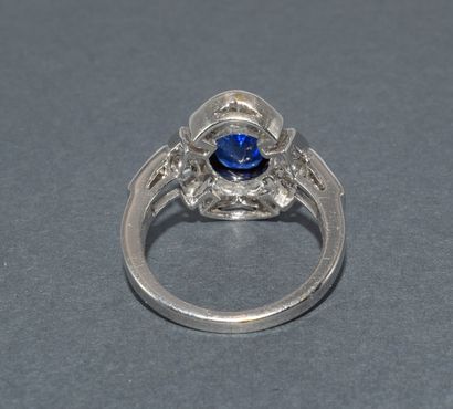 18k (750/°°) white gold SKIRT RING centered...