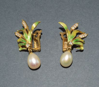 PAIR OF EAR CLIPS in 18k (750/°°) yellow...