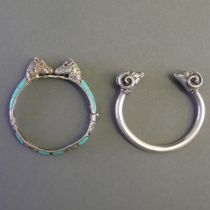 LOT OF 2 BRACELETS consisting of :
- Rigid...