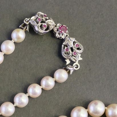 COLLIER composé de 67 perles de culture Akoya...