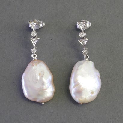 PAIRE DE PENDANTS D'OREILLES en or blanc...