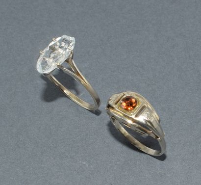 Lot of 2 RINGS in 18k (750/°°) white gold:
-...