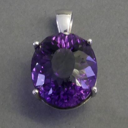 Silver pendant (min. 800/°°) holding a large...