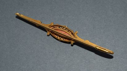 18k (750/°°) yellow gold BARRETTE BROCH centered...