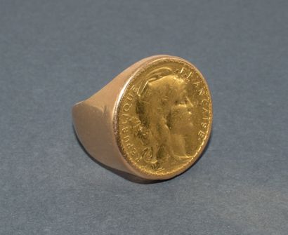 18k (750/°°) yellow gold ring set with a...