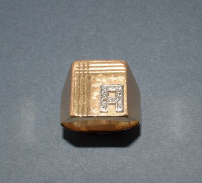 IMPOSING CHEVALIERE in 18k (750/°°) yellow...
