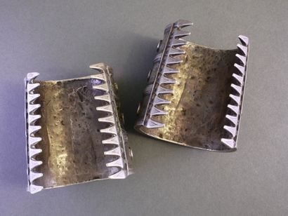 TURKMENISTAN
PAIRE DE BRACELETS MANCHETTES...