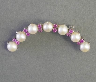 18k (750/°°) white gold half-moon brooch...