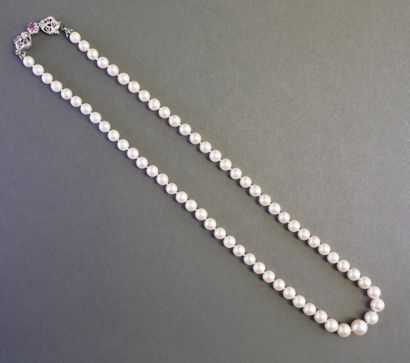 COLLIER composé de 67 perles de culture Akoya...