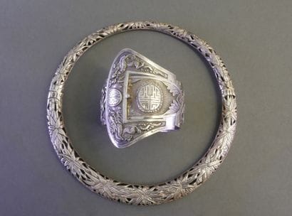 LOT consisting of :
- Silver belt bracelet...