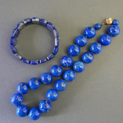 COLLIER de boules de lapis-lazuli, avec un...