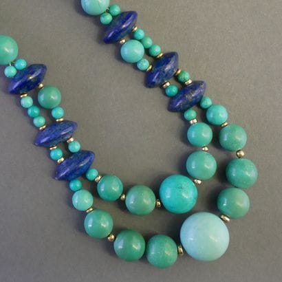COLLIER RAS DE COU composé de perles de turquoise...