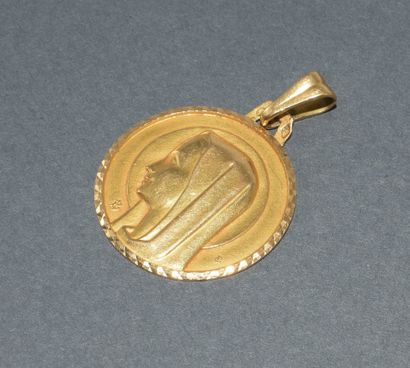 MEDAL in 18k (750/°°) yellow gold depicting...