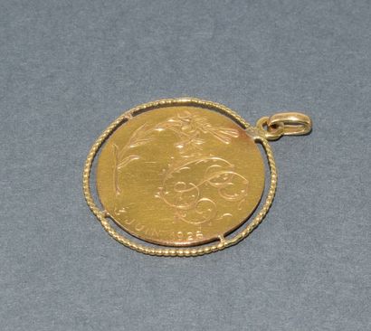 MEDAL in 18k (750/°°) yellow gold, featuring...