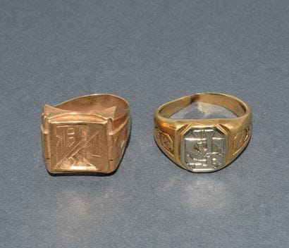 Lot of 2 CHEVALIERES in 18k (750/°°) yellow...
