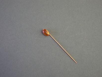 EPINGLE en or jaune 18k (750/°°) ornée d'un...