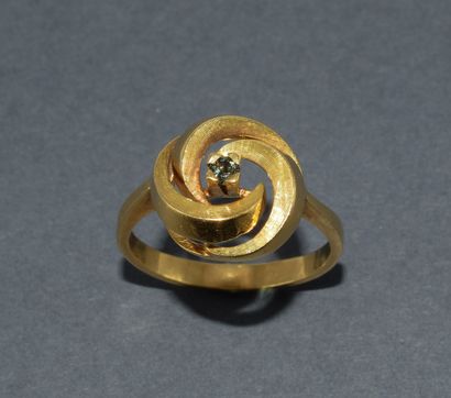 RING in 18k (750/°°) yellow gold, stylizing...