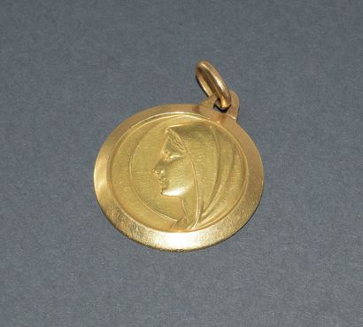 MEDAL in 18k (750/°°) yellow gold featuring...