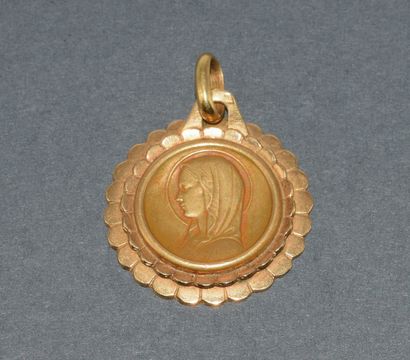 18k (750/°°) yellow gold PENDANT featuring...