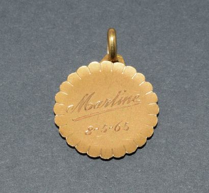18k (750/°°) yellow gold PENDANT featuring...