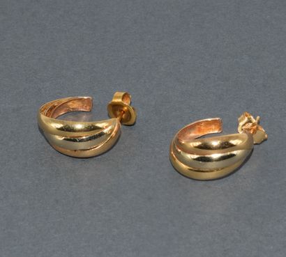 PAIR OF 18k (750/°°) gold HALF-CRÉOLES forming...
