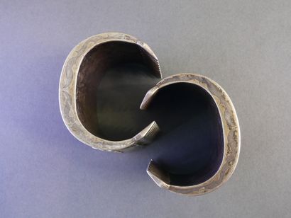 TURKMENISTAN
PAIRE DE BRACELETS MANCHETTES...