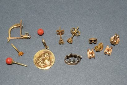 LOT OF 18k (750/°°) GOLD consisting of baby...