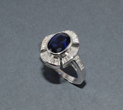 18k (750/°°) white gold SKIRT RING centered...