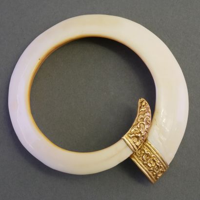 BRACELET RIGIDE formé d'une dent de phacochère...
