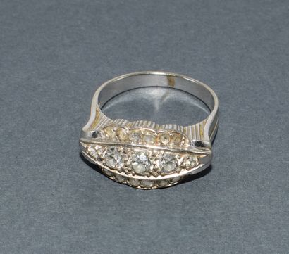 18k (750/°°) white gold CHEVALIERE ring set...