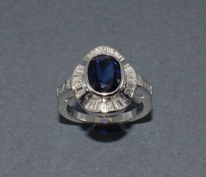 18k (750/°°) white gold SKIRT RING centered...