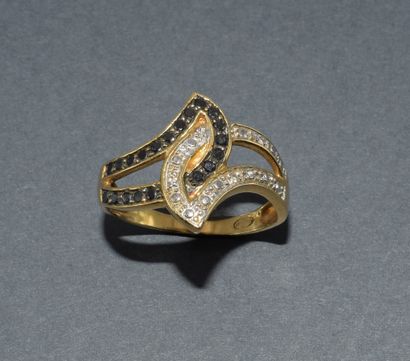 BAGUE en or jaune 18k (750/°°) à motif d’entrelacs...