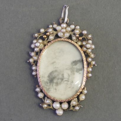 Gilt silver oval pendant (min 800/°°) centered...