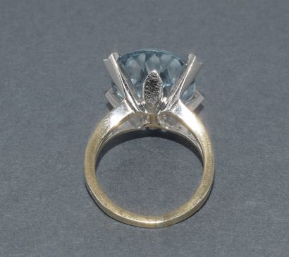 RING in 18k (750/°°) white gold, set with...