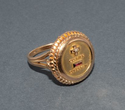 RING in 18k (750/°°) yellow gold adorned...