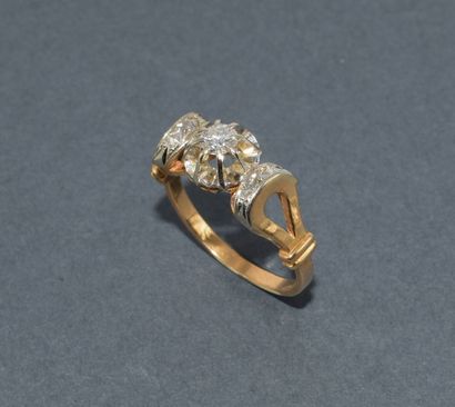 RING in 18k (750/°°) yellow gold, featuring...