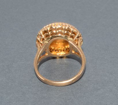 RING in 18k (750/°°) yellow gold adorned...