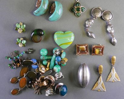 LOT DE FANTAISIE in gilded and silvered metal...