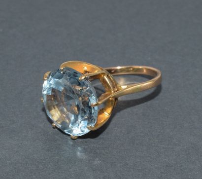RING in 18k (750/°°) yellow gold adorned...