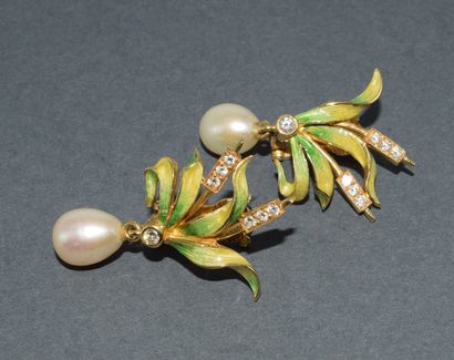 PAIR OF EAR CLIPS in 18k (750/°°) yellow...