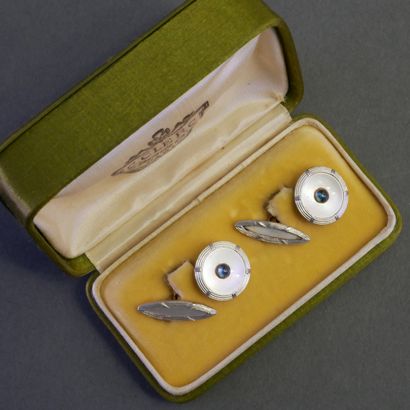 PAIRE DE BOUTONS DE MANCHETTES en or gris...